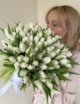 51 белый тюльпан в ленту №2055
