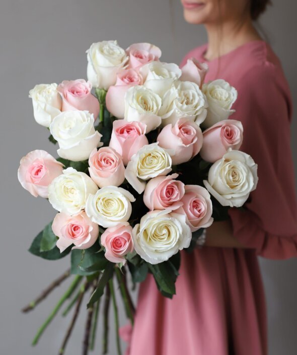 Белые и розовые розы в ленту (25 шт) №1032