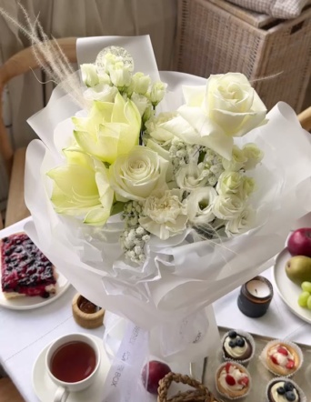 Белый букет с амариллисом №2015