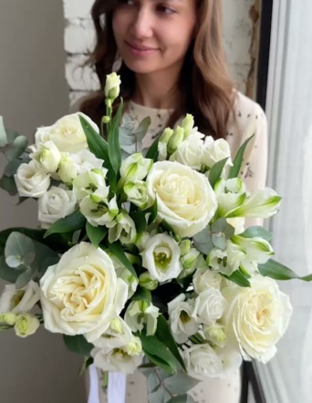 Белый букет с эвкалиптом в ленту №2107