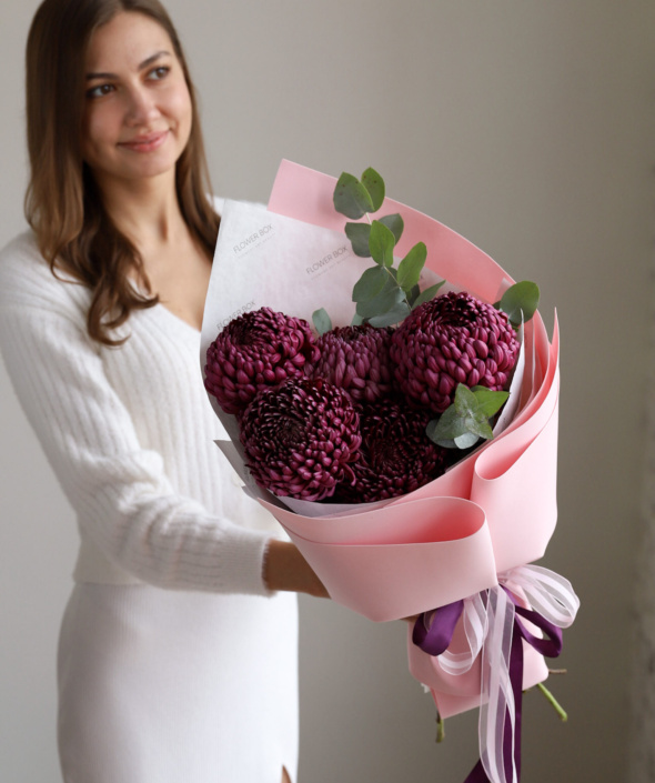 Букет бордовых хризантем в нежном оформлении №1980