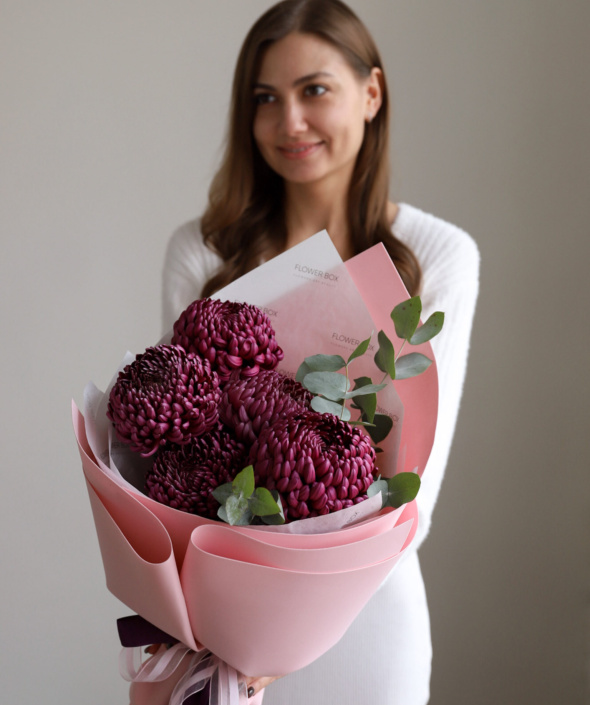 Букет бордовых хризантем в нежном оформлении №1980