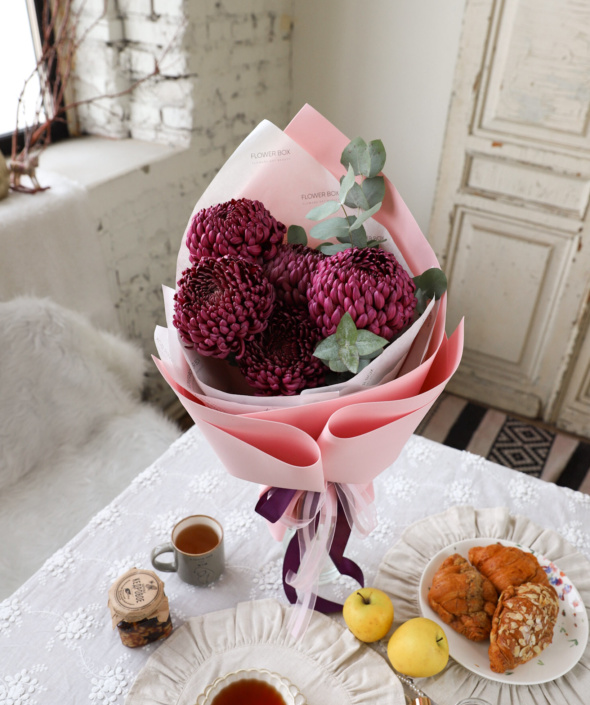 Букет бордовых хризантем в нежном оформлении №1980