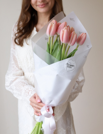 Букет из 11 лососевых тюльпанов в оформлении №2140