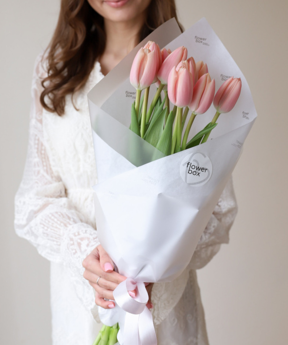 Букет из 11 лососевых тюльпанов в оформлении №2140