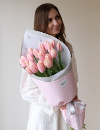 Букет из 25 лососевых тюльпанов в нежном оформлении №2139