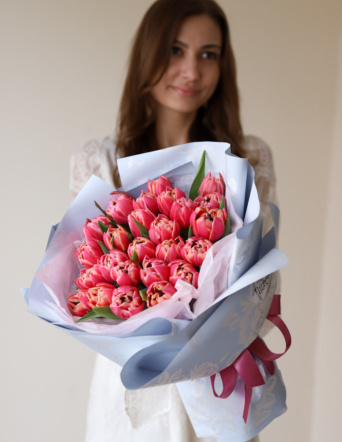 Букет из 25 махровых тюльпанов Колумбус в оформлении №2144