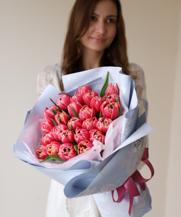 Букет из 25 махровых тюльпанов Колумбус в оформлении №2144