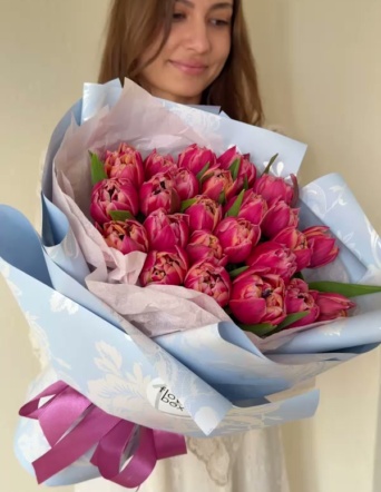 Букет из 25 махровых тюльпанов Колумбус в оформлении №2144