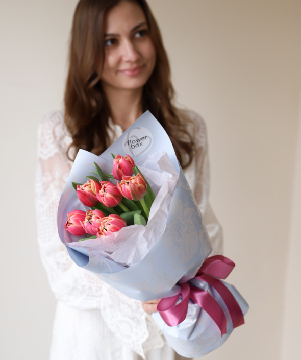 Букет из 7 махровых тюльпанов Колумбус в оформлении №2142