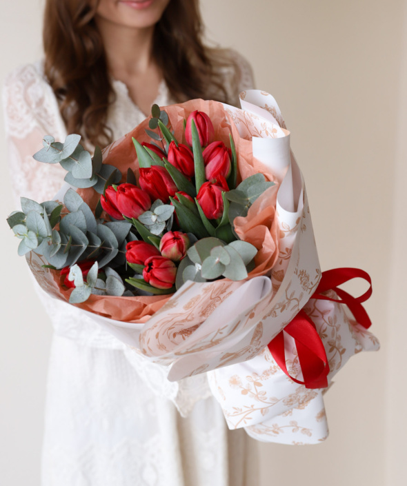 Букет из красных махровых тюльпанов с эвкалиптом №2147