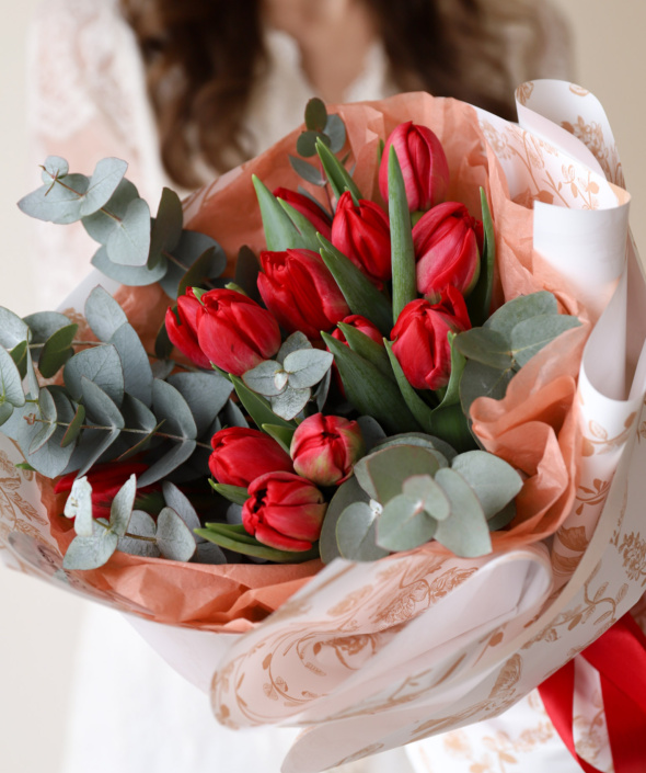 Букет из красных махровых тюльпанов с эвкалиптом №2147
