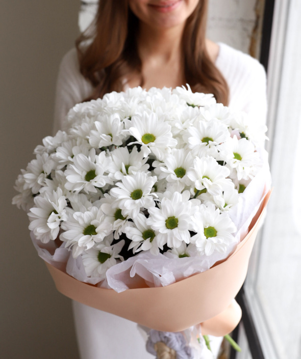 Букет кустовых хризантем с декоративным цветком из пряжи №2124