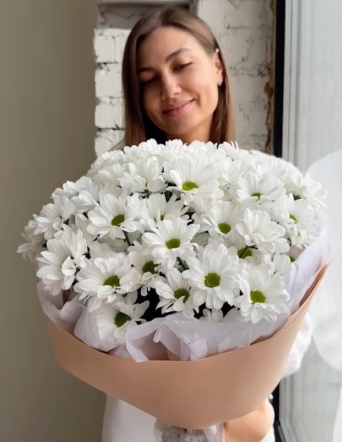 Букет кустовых хризантем с декоративным цветком из пряжи №2124