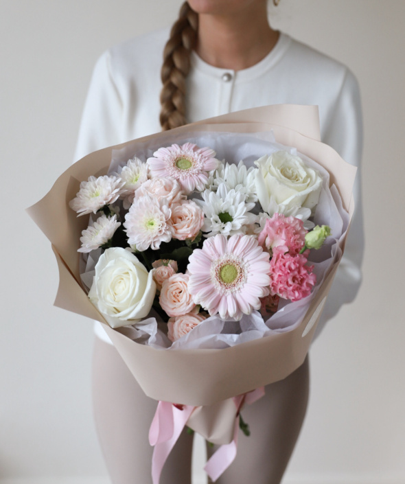 Букет нежный сборный в бежевом оформлении №888 Букет нежный сборный в бежевом оформлении №888