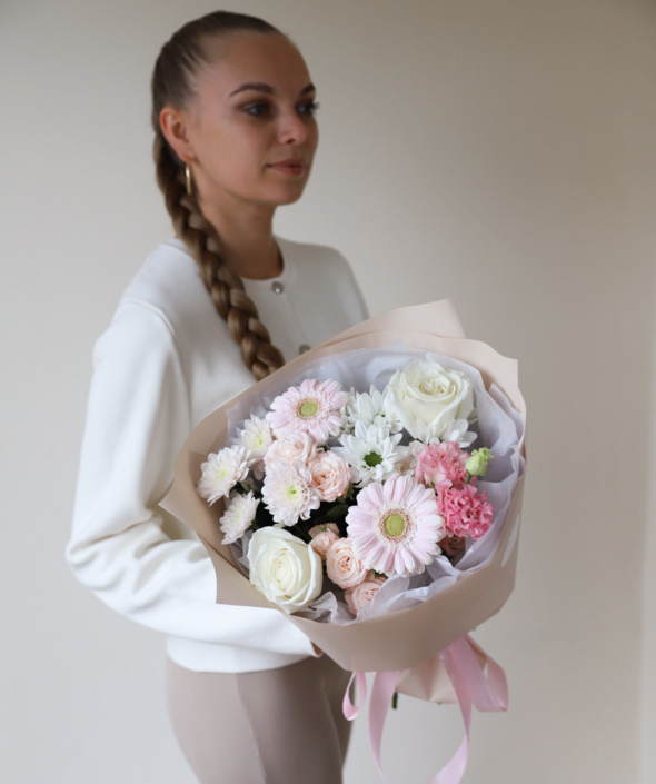 Букет нежный сборный в бежевом оформлении №888 Букет нежный сборный в бежевом оформлении №888