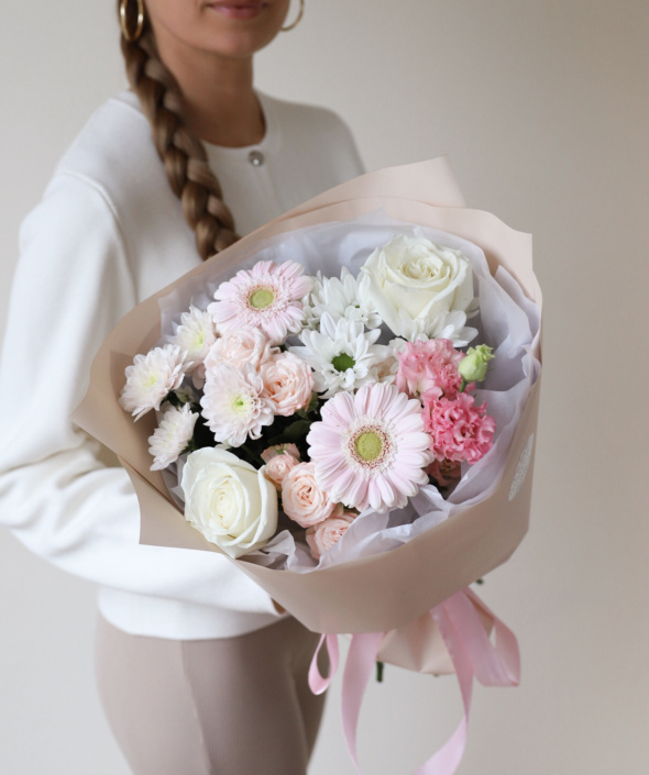 Букет нежный сборный в бежевом оформлении №888 Букет нежный сборный в бежевом оформлении №888