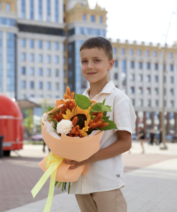 Букет с подсолнухом в ярких оттенках №2173