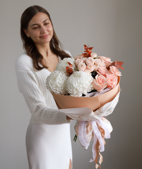 Букет в нежной гамме с белыми хризантемами №2119 Букет в нежной гамме с белыми хризантемами №2119