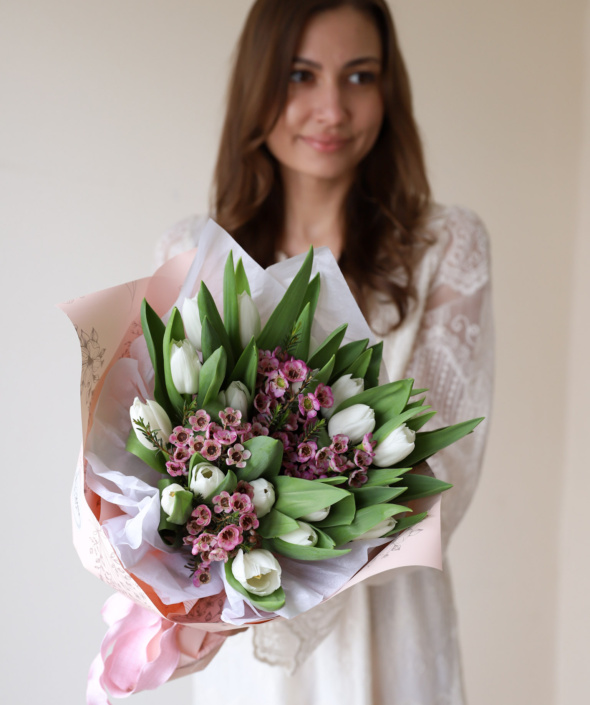 Дуобукет из гладких тюльпанов и хамелациума №2145