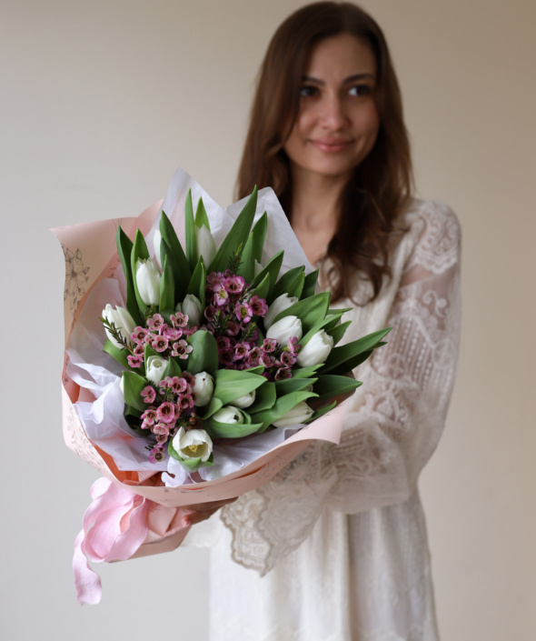 Дуобукет из гладких тюльпанов и хамелациума №2145