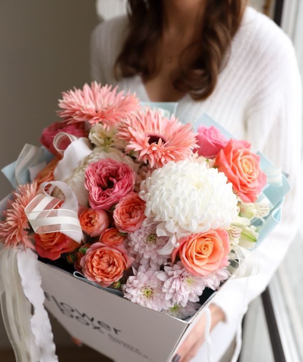 Эффектный букет в коробке-переноске №2118 Эффектный букет в коробке-переноске №2118