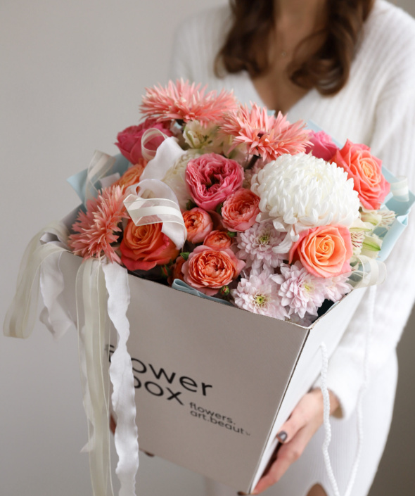 Эффектный букет в коробке-переноске №2118 Эффектный букет в коробке-переноске №2118