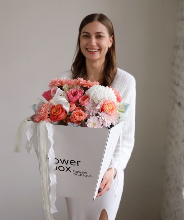 Эффектный букет в коробке-переноске №2118 Эффектный букет в коробке-переноске №2118