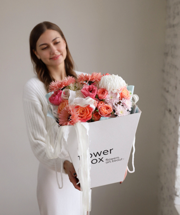 Эффектный букет в коробке-переноске №2118 Эффектный букет в коробке-переноске №2118