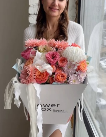 Эффектный букет в коробке-переноске №2118 Эффектный букет в коробке-переноске №2118