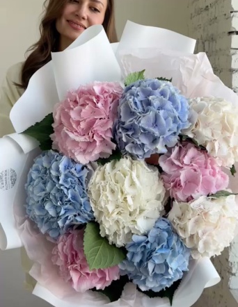 Гортензии в белом оформлении (9 шт) №2108