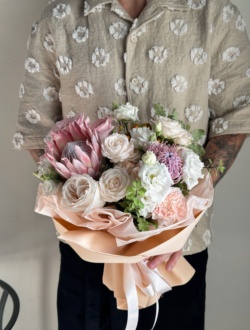 Фото с красивым небольшим букетом 