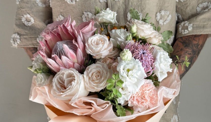 Фото с красивым небольшим букетом 