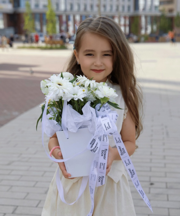 Композиция в коробке с ручками в белой гамме №2169