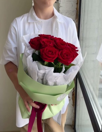 Букет красных роз в стильном оформлении №1967
