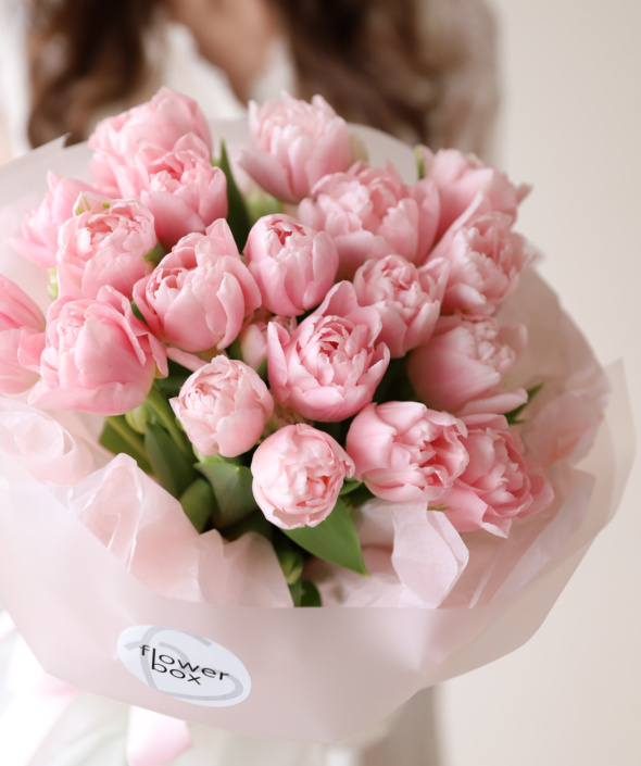 Нежный букет из 19 махровых тюльпанов №2141