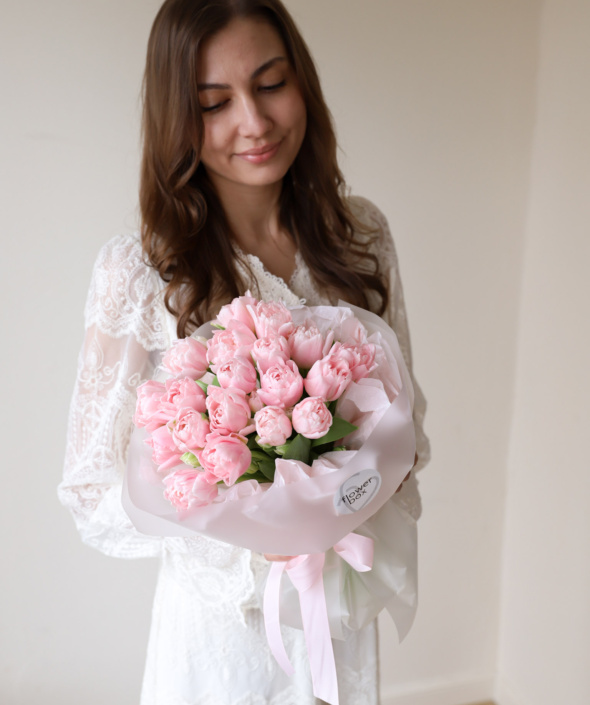 Нежный букет из 19 махровых тюльпанов №2141