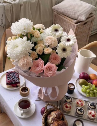 Нежный букет в коробке-переноске №2018