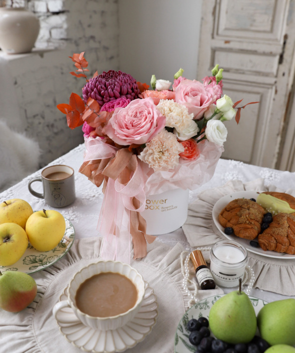 Сборный букет в шляпной коробке №2122 Сборный букет в шляпной коробке №2122