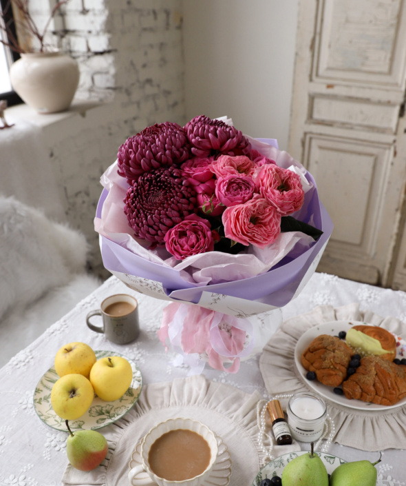 Яркий букет с винными хризантемами №2120 Яркий букет с винными хризантемами №2120