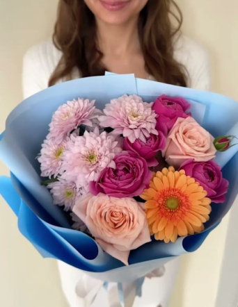 Яркий букет в голубом оформлении №1305