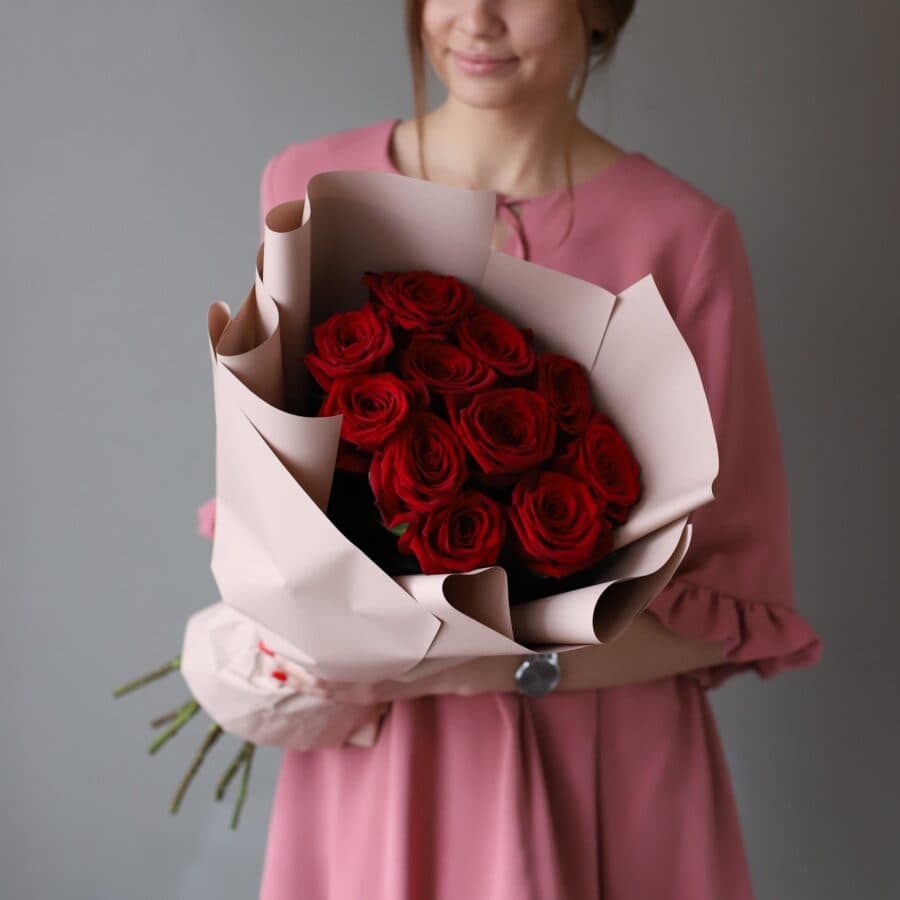 Розы красные в бежевом оформлении (Россия, 11 шт) №1021 - Фото 1