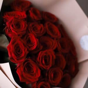 Розы красные в бежевом оформлении (Россия, 21 шт) №1022 - Фото 28