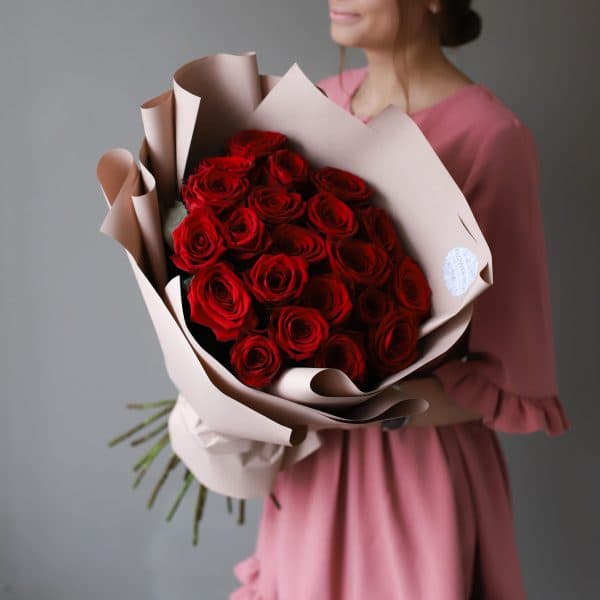 Розы красные в бежевом оформлении (Россия, 21 шт) №1022 - Фото 12