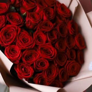 Розы красные в бежевом оформлении (Россия, 35 шт) №1023 - Фото 5