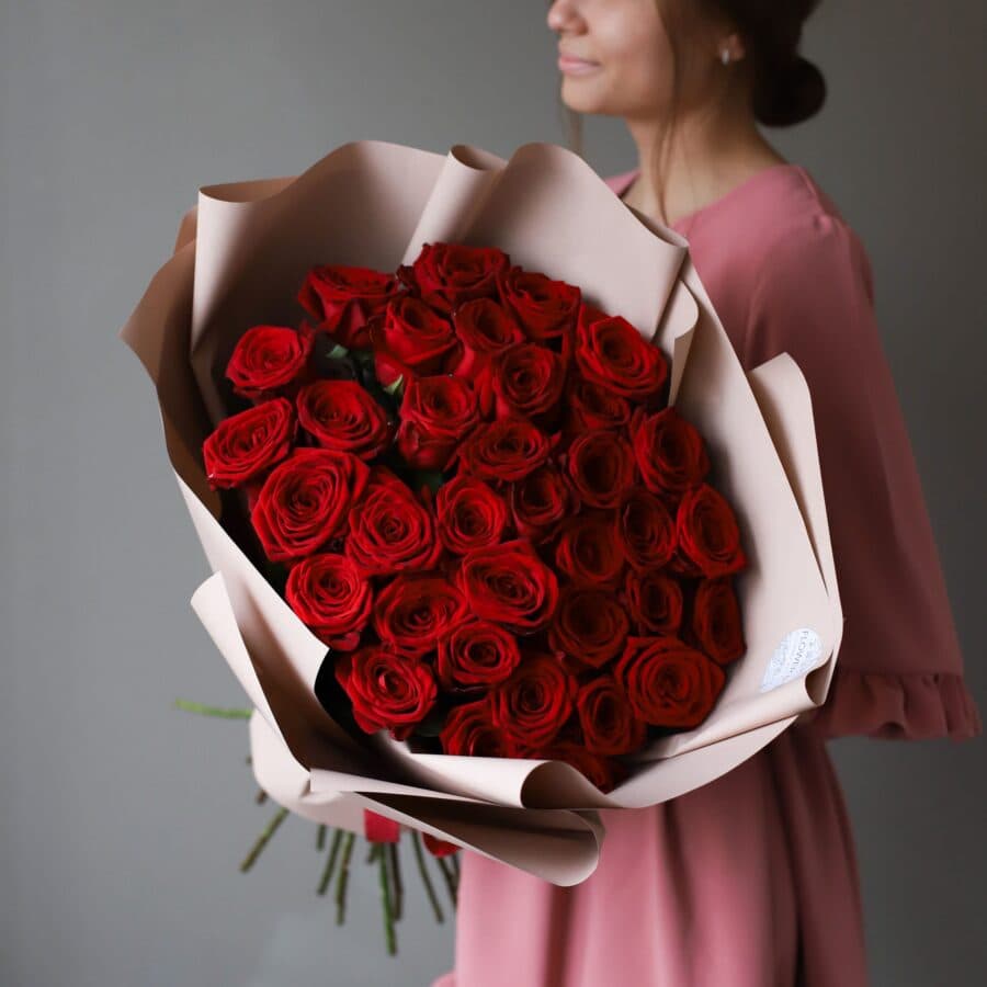 Розы красные в бежевом оформлении (Россия, 35 шт) №1023 - Фото 3