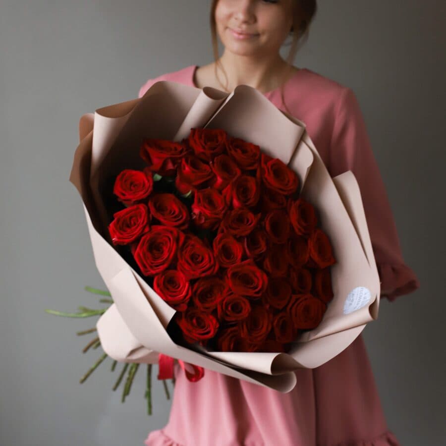 Розы красные в бежевом оформлении (Россия, 35 шт) №1023 - Фото 1