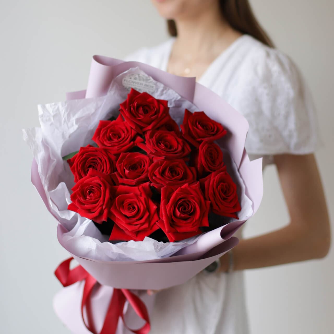 13 роз красного оттенка в лавандовом оформлении №1498 - Фото 13