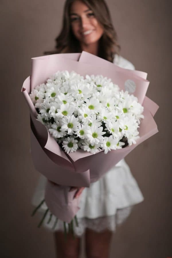 Хризантемы кустовые белые в пудрово-розовом оформлении (11 шт)  №561 - Фото 476