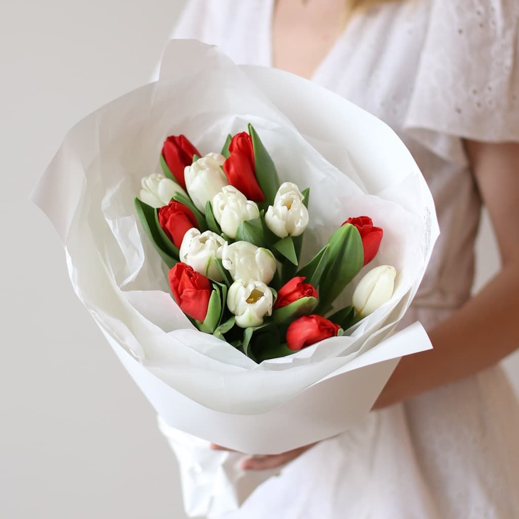 Белые и красные тюльпаны в нежном оформлении (15 шт) №1563 - Фото 2